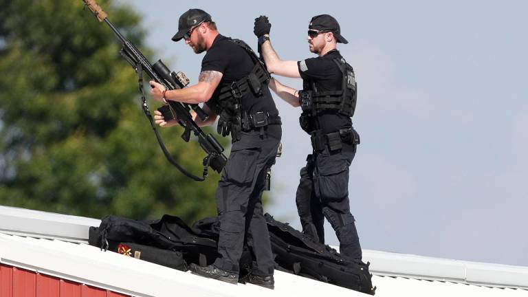 Agentes del servicio secreto que protegían al presidente durante el mitin. Foto: EFE