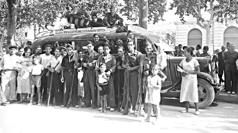 $!Milicianos de ERC, con el alcalde Joaquim Fort (en el centro, sin armas), antes de marchar al frente el 25 de agosto de 1936. Foto: Vallvé/Centre d’Imatges de Tarragona / L’Arxiu