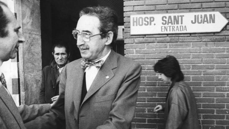 El conseller de Sanitat de la Generalitat, Josep Laporte, saluda a l’alcalde de Reus, Anton Borrell, el 1984 a l‘antic Hospital Sant Joan. Foto: DT