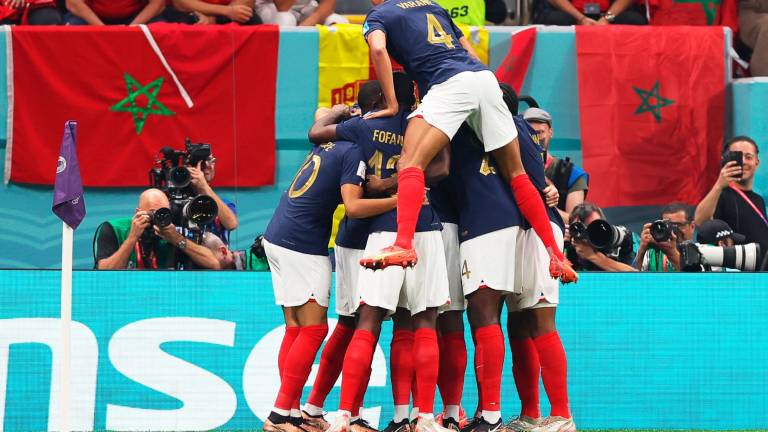 Los jugadores franceses celebran el gol conseguido por Theo. Foto: EFE