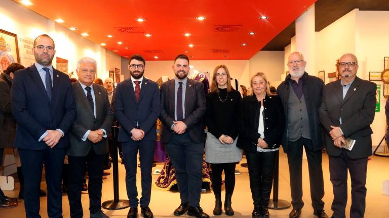 La comissió organitzadora dels actes del 75è aniversari, al costat dels cinc membres de la junta de l‘Agrupació. Foto: Cedida.