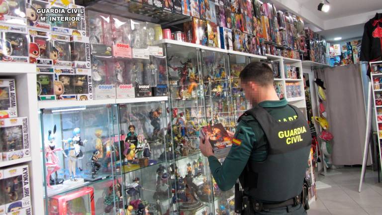 Un agente inspecciona los muñecos Manga expuestos al público. FOTO: Guardia Civil