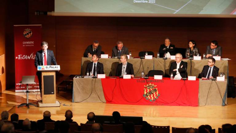 La Junta General de Accionistas de 2022 con la mesa del Consejo de Administración. FOTO: PERE FERRÉ