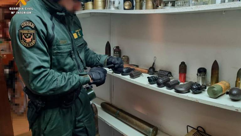 Los Tedax inspeccionan el material encontrado en Calafell. Foto: Guardia Civil