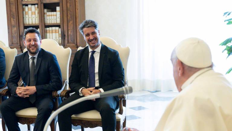 Rubén Viñuales (izquierda) escuchando las palabras del papa Francisco. Foto: cedida