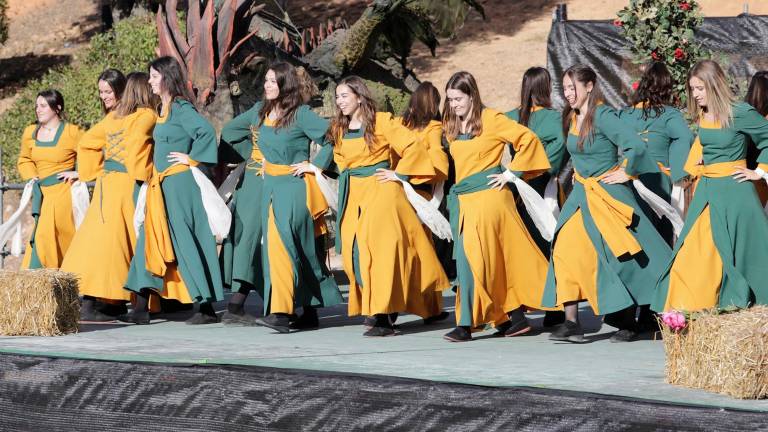 El grup de dúcties dansaires en una de les seves exhibicions durant l’espectacle. Foto: Pere Ferré