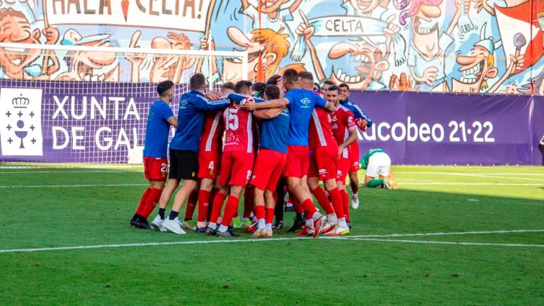 Los jugadores del Nàstic celebran la victoria en Balaídos ante el Ferrol. foto: nàstic