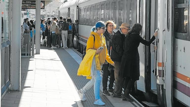 Los usuarios de la estación de tren de Tarragona se quejan de déficits en el servicio. Foto: Fabián Acidres