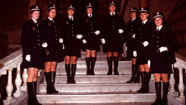 Ocho primeras agentes de la Guàrdia Urbana en 1975. Foto: Chinchilla