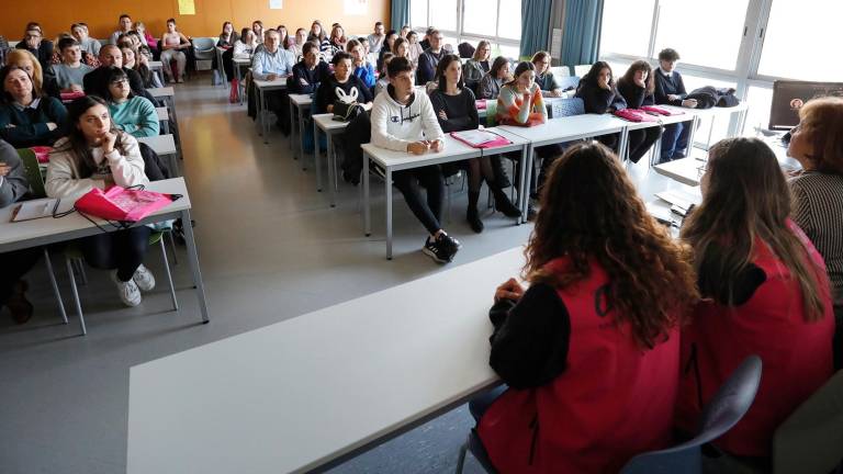 Los futuros estudiantes y sus familiares escuchando la charla que ofrecieron desde el grado de Enfermería en una de las aulas del Campus Catalunya. foto: PERE FERRÉ