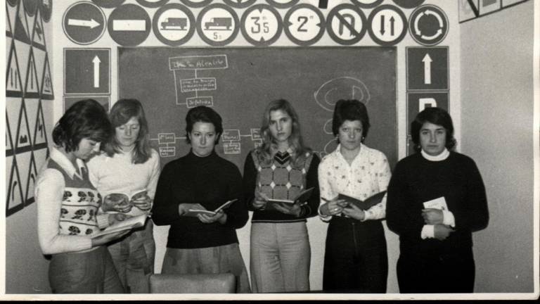 Agentes femeninas en un curso de formación. Roca es la segunda por la izquierda. Foto: Arxiu de Tarragona