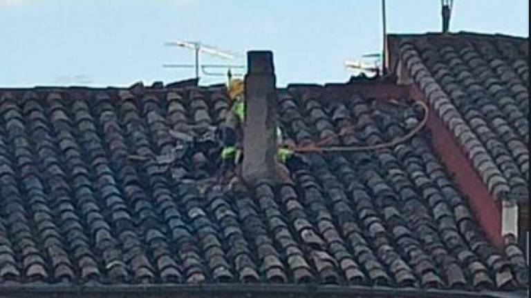 Els bombers a la teulada de la casa de Santa Coloma.