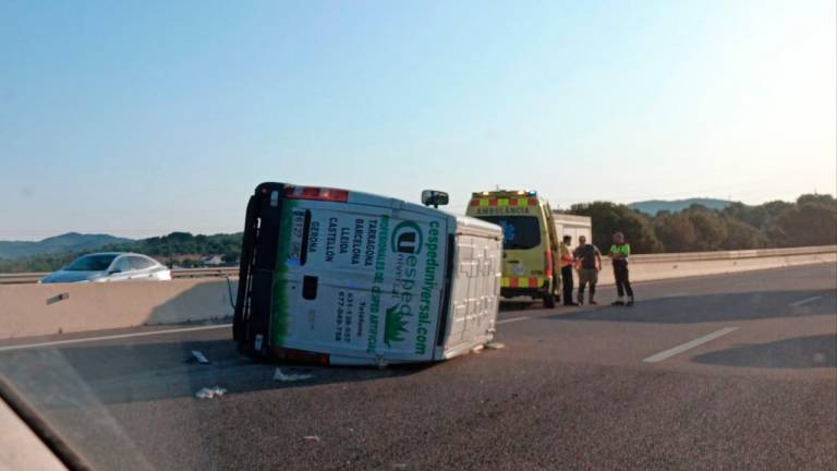 La furgoneta volcada y una ambulancia del Servei d’Emergències Mèdiques (SEM). Foto: Jordi Sanvisens