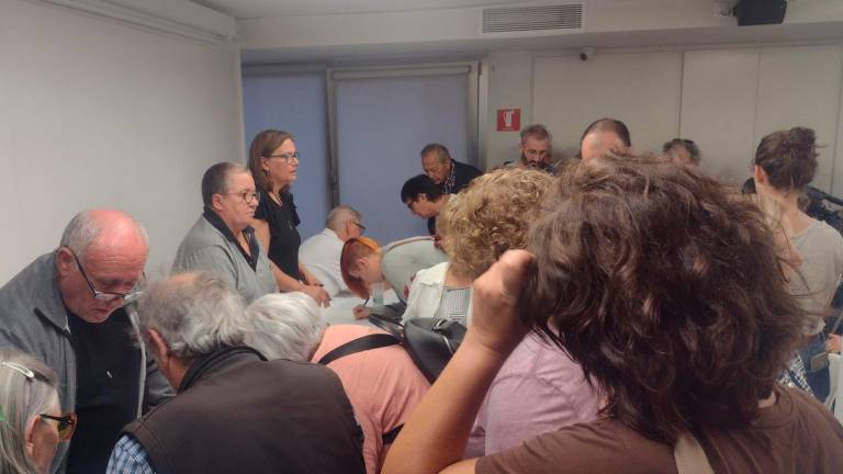 Alrededor de 70 personas firmaron para formar parte de la plataforma tras la asamblea. Foto: Fabián Acidres