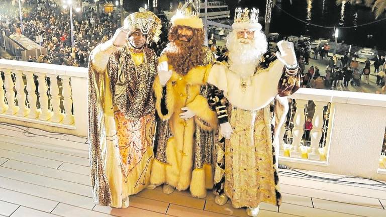 $!Los Reyes llegaron por mar y subieron al Teatret a decir unas palabras. Foto: Pere Ferré