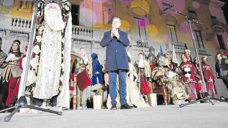 $!El alcalde de Tarragona entregando las llaves a los Reyes. Foto: Pere Ferré