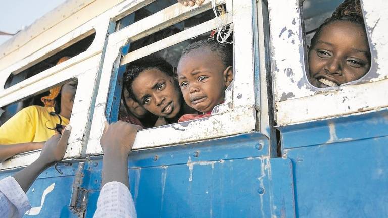Un bus con refugiados que huyen de la guerra en Tigray (Etiopía). Foto: Nariman el-mofty/AP