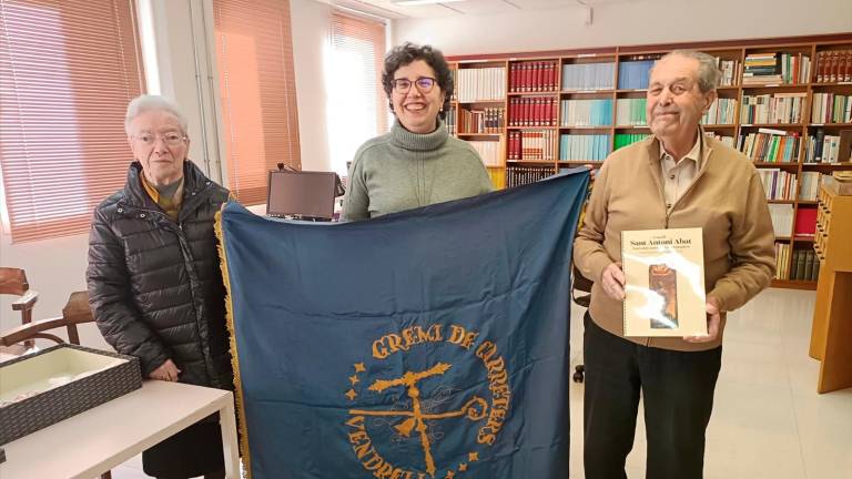 La directora del Arxiu Comarcal, Nati Castejón, con los donantes de la bandera.