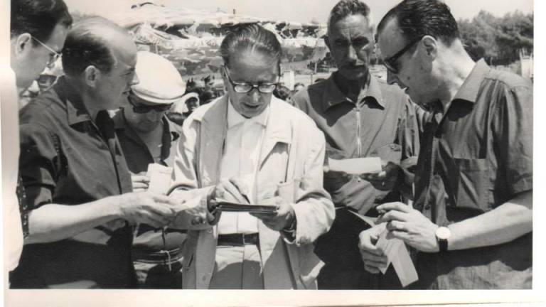 El periodista Josep Roca Garcia fent de jurat del concurs de castells d’arena de la platja de l’Arrabassada l’estiu de 1964. Foto: Arxiu Barbara Riesenbeck (Via Tarragona Antiga)