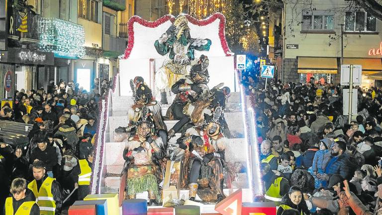 $!Las multitudes llenaron las calles del centro de Reus para ver a los Reyes Magos en el recorrido habitual de su Cabalgata y esperar la llegada de sus regalos. Foto: Fabián Acidres