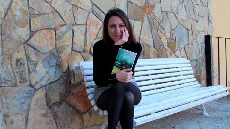 La periodista Emma Zafón amb un exemplar de la novel·la ‘Casada i callada’. FOTO: PILAR GARDIA