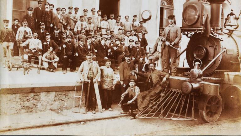 C. 1900. Locomotora i ferroviaris de la companyia MZA a l’estació de Tarragona. Foto: Col·lecció Rafael Vidal