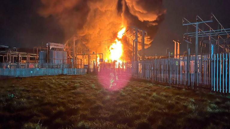 Imagen del incendio que ha causado el cierre del aeropuerto. Foto: London Fire Brigade