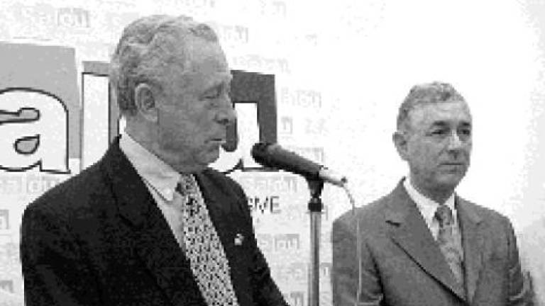 $!El exalcalde Ferran y Antonio Planas, en el homenaje del hotel que dirigía por su centenario en el año 2000. Foto: DT