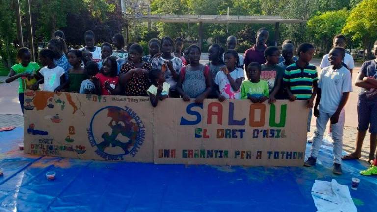 Un grupo de jóvenes senegaleses, con una pancarta en Salou. Foto: cedida