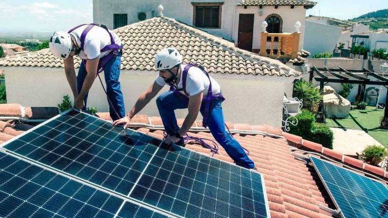 Operaris fent la Instal·lació de plaques fotovoltaiques en un habitatge. Foto: Endesa