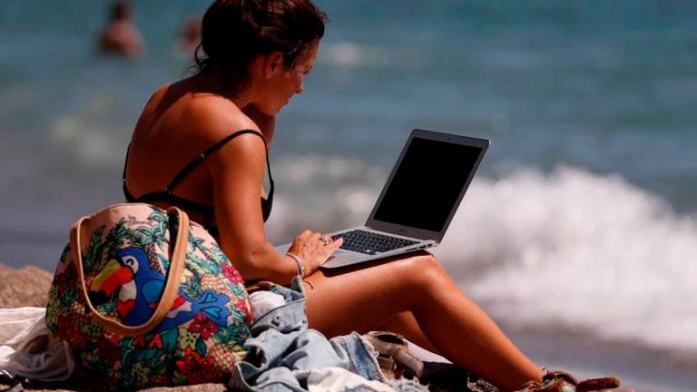 Los delincuentes informáticos envían un mensaje a través de cualquier plataforma con cualquier excusa, si puede ser adaptada al momento, para animar a pinchar en un enlace. Foto: EFE