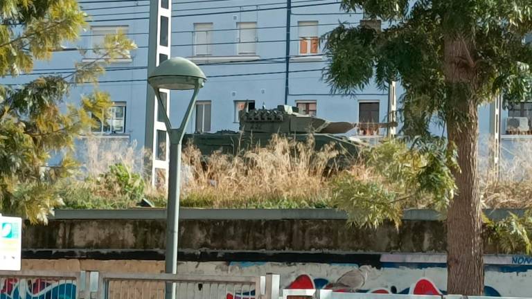 Uno de los vehículos de las maniobras camino de Zaragoza. FOTO: cedida