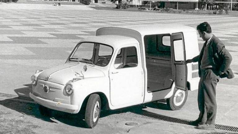 $!Una furgoneta Formichetta, de 1962, en la Laboral. Quien sujeta la puerta es el director técnico de la fábrica, Antoni Rovira. FOTO: Jaume Cabot