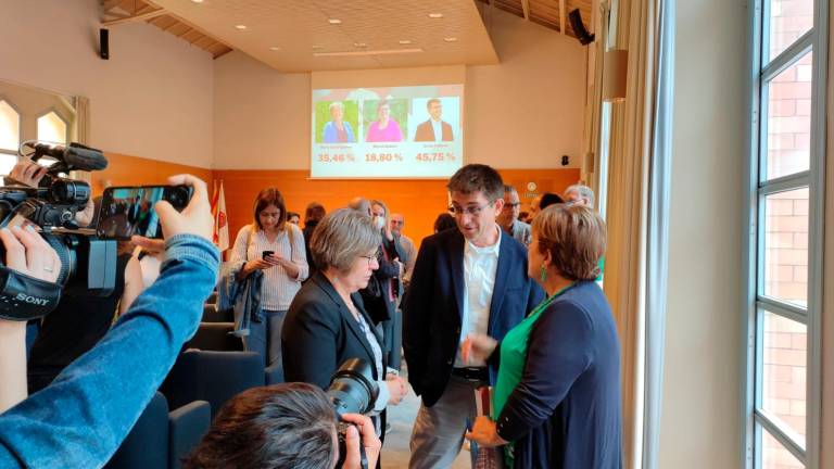 Los tres candidatos, con los resultados en el fondo, después de contabilizarse los votos: Foto: N.Muñoz