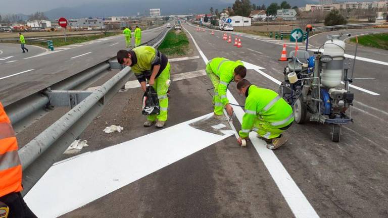 Dos operarios repintando señalización horizontal. Foto: DT