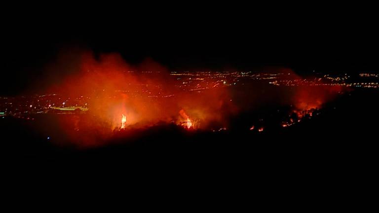 $!El incendio, por la noche, desde la zona donde están ubicadas las antenas del municipio. Foto: DT