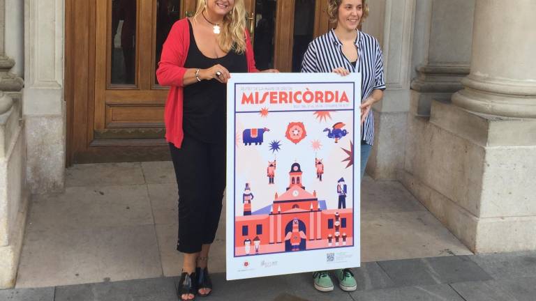 La regidora de Cultura, Montserrat Caelles, i la dissenyadora, Marina Sans, a la porta de l'Ajuntament amb el cartell de les festes d'enguany. Foto: F.G.