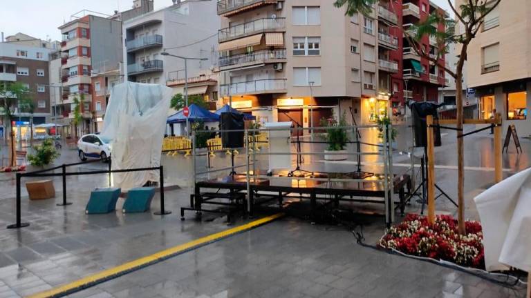 La lluvia ha obligado a cancelar el acto que se había organizado para anoche en la plaza Aragó. FOTO: Aj. Cambrils