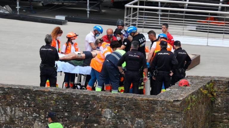 Varios trabajadores atrapados tras derrumbarse un escenario de 'O Son do Camiño'