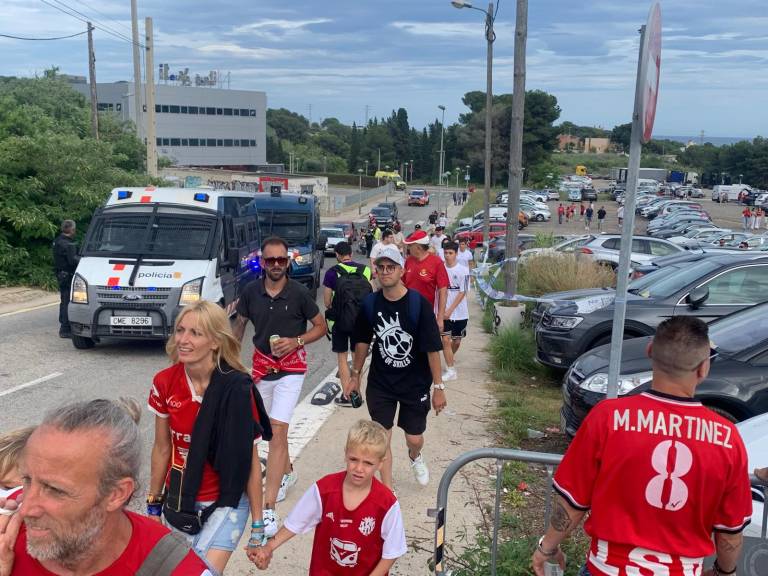 Los aficionados granas llegando al Nou Estadi