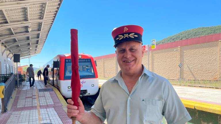 El cap de l’estació de Cistierna, amb la bandera vermella a les mans. Foto: Eduard Boada i Aragonès