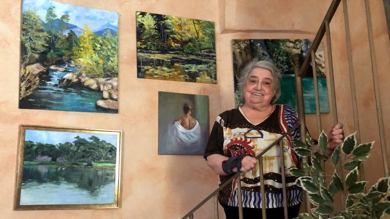 Maria Dolors Pedrola Tost con algunas de las obras que ha pintado. FOTO: s. fornós