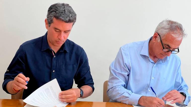 Kenneth Martínez (PSC) y Àngel Xifré (ERC), firmando el acuerdo. Foto: Cedida