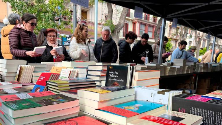 $!Gente ojeando libros. Foto: Sílvia de Noguera