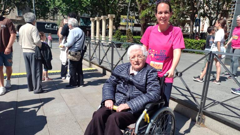 $!Neus Lafuente realizó los últimos metros del recorrido empujando la silla de su abuela Andrea, de 97 años, para homenajearla. Foto: DT