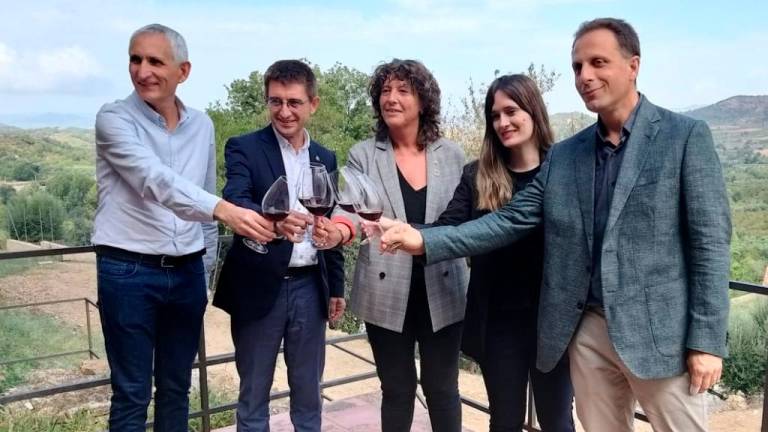Josep Usall (IRTA), Josep Pallarès (URV), Teresa Jordà (consellera d’Acció Climàtica), Alba Balcells (INCAVI) i Sergi de Lamo (VITEC). f.: URV