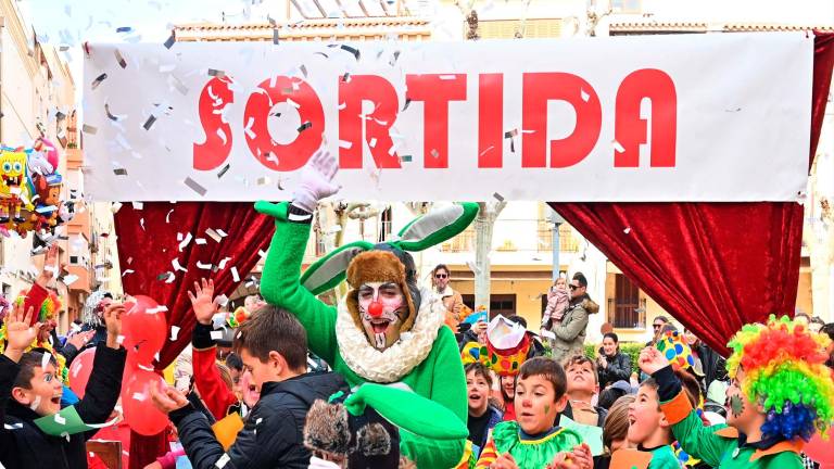 Ternura en la tradicional carrera de payasos que ha reunido a más de 400 personas. foto: alfredo gonzalez