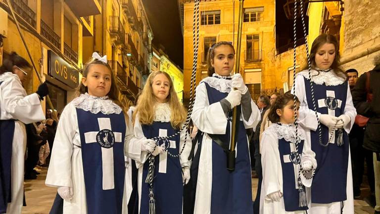 $!Niños participando, esta noche, en la Solemne Processó del Sant Enterrament de Reus. FOTO: Alfredo González