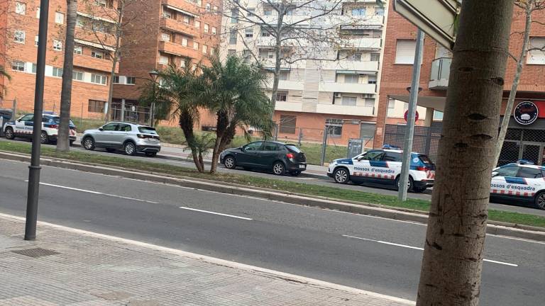 Despliegue de los Mossos d’Esquadra ayer por la mañana frente al piso. Foto: Ivan Compte