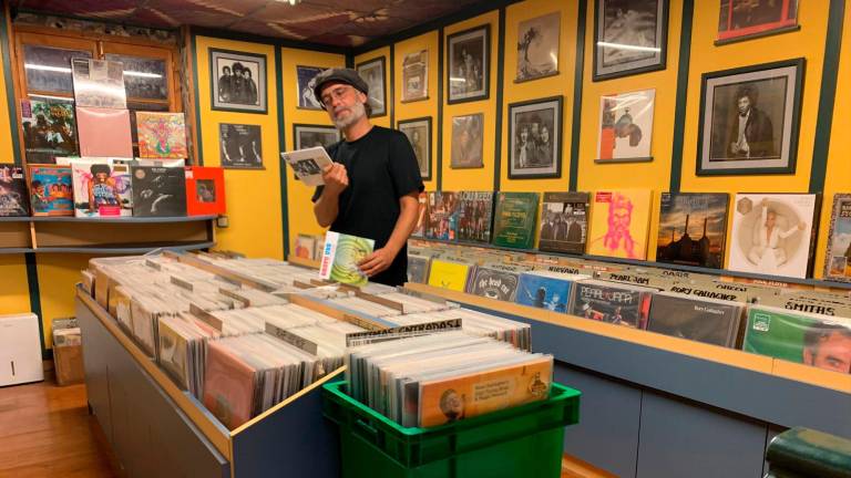 Diego Vidal en la tienda de música que regenta desde hace 21 años en la calle Cós del Bou de Tarragona. Foto: Cedida
